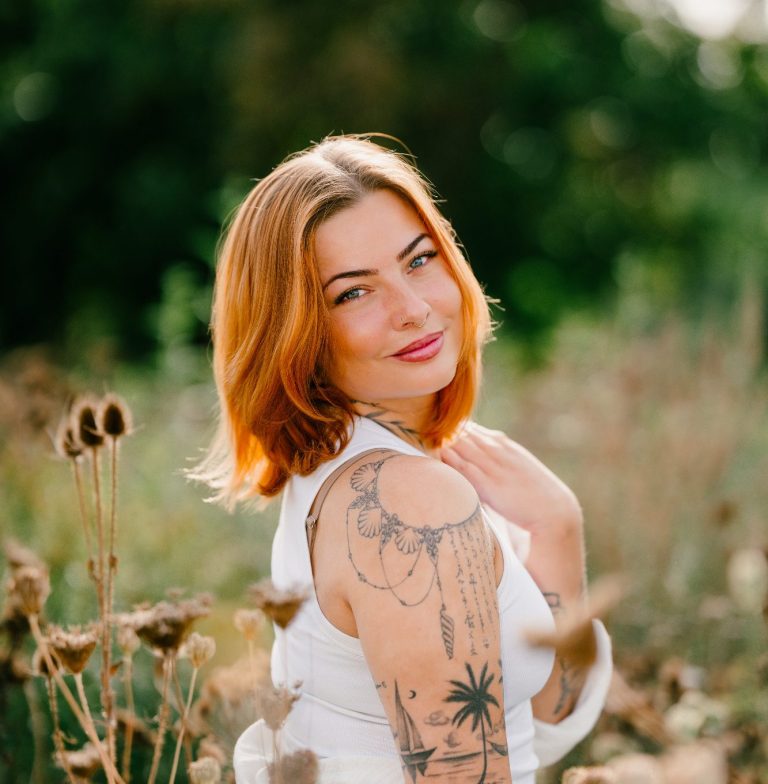 Professionelles Portrait im Sommer draußen bei Sonnenschein mit wunderschönem Model Frau