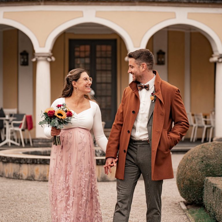 Kunstvolles Foto von einem Hund in der Natur im Sonnenlicht